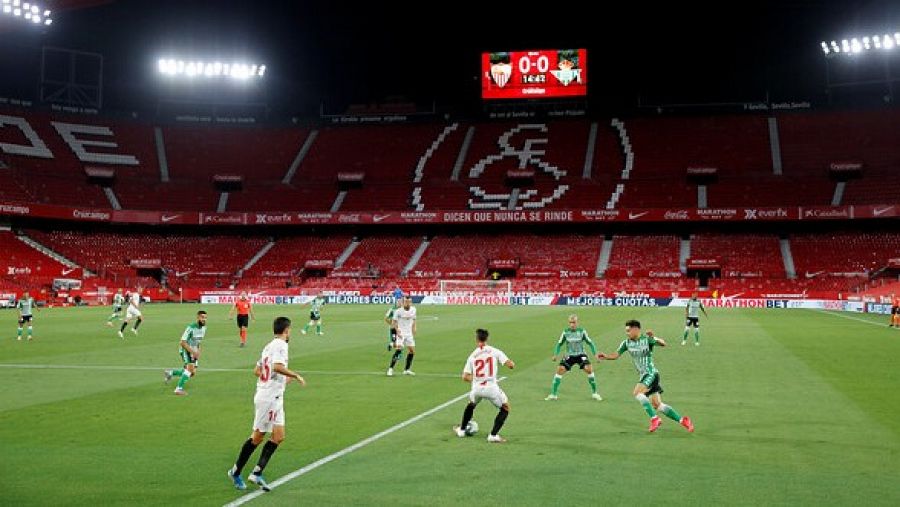 Las gradas vacías del Sánchez-Pizjuán presencian 'El Gran Derbi' entre el Sevilla y el Betis