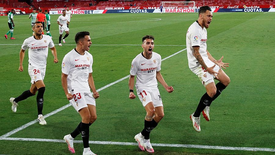 Lucas Ocampos celebra el primer gol del partido