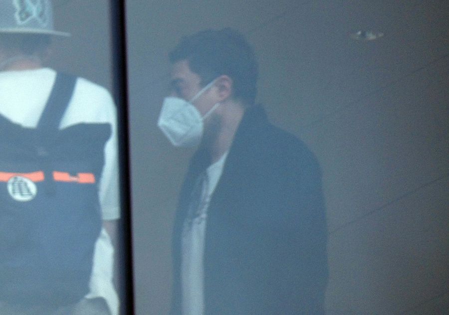 Pol Mainat acude al tanatorio donde se encuentran los restos mortales de su madre, Rosa María Sardà, en Barcelona a 11 de junio de 2020.