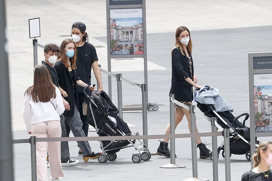 La familia de Dafne Fernández y Jon Chavarria saliendo del Museo del Prado