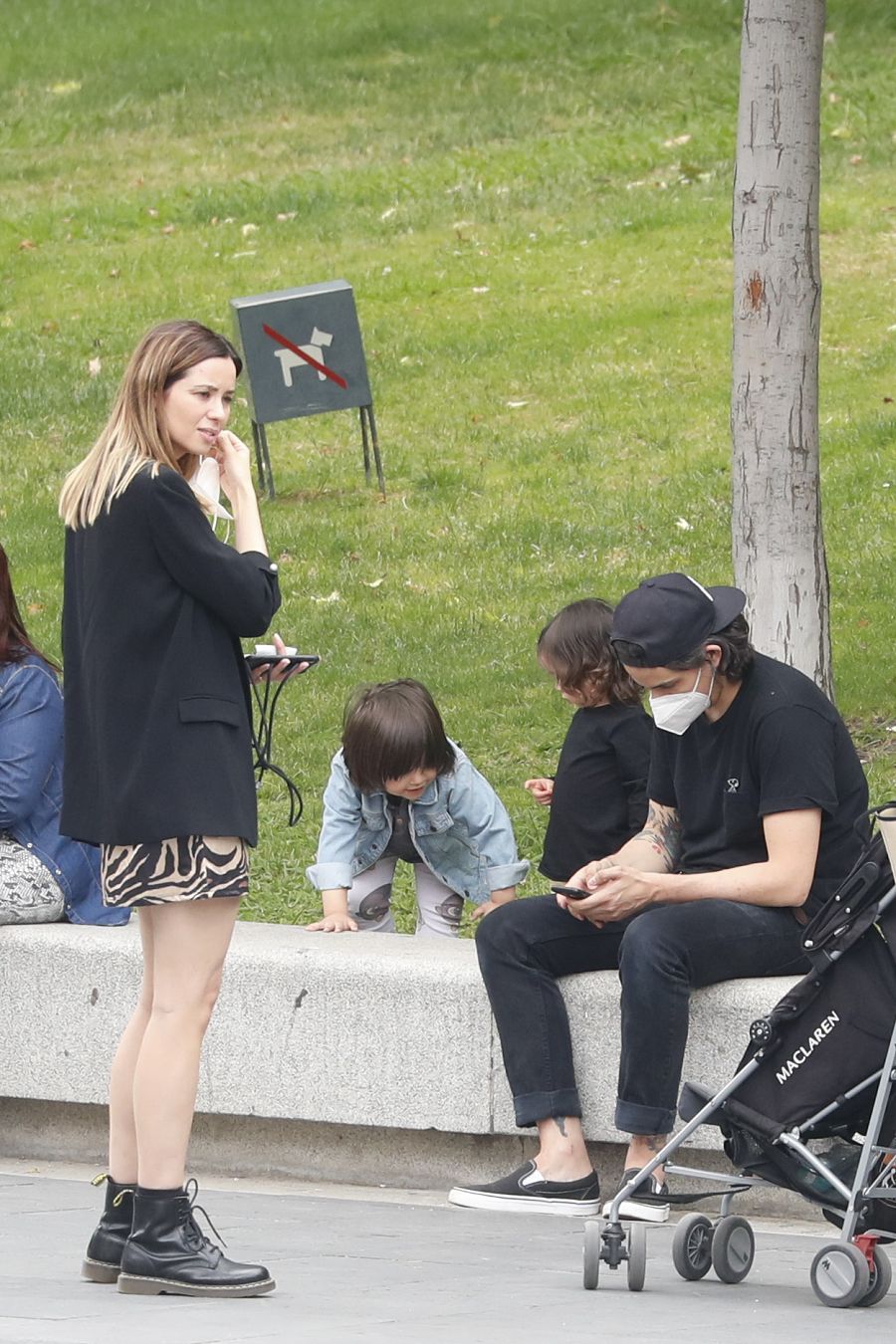 Dafne Fernández y su familia en las calles de Madrid