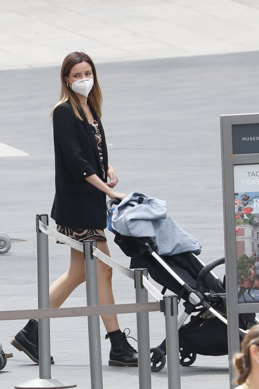 La actriz Dafne Fernández con mascarilla en Madrid