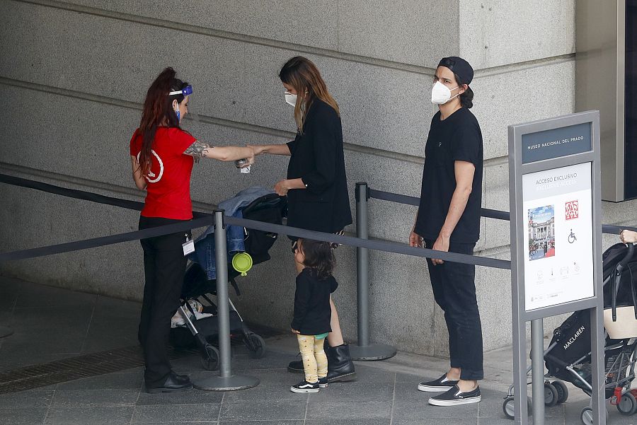 Dafne Fernández, Mario Chavarria y su hijo Jon entran al Museo del Prado en Madrid