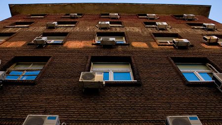 Fachada con aparatos de aire acondicionado doméstico