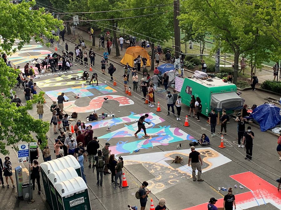 Los manifestantes pintan un mural en las calles de la 