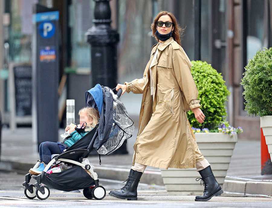 Irina Shayk pasea a su hija Lea por las calles de Nueva York