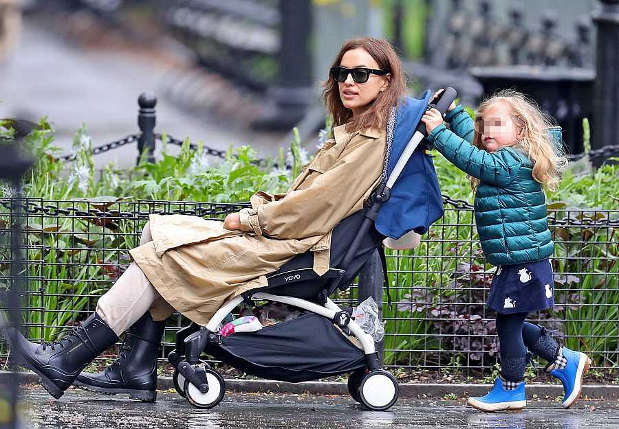 Lea de Seine pasea a su madre, Irina Shayk, en un día de lluvia