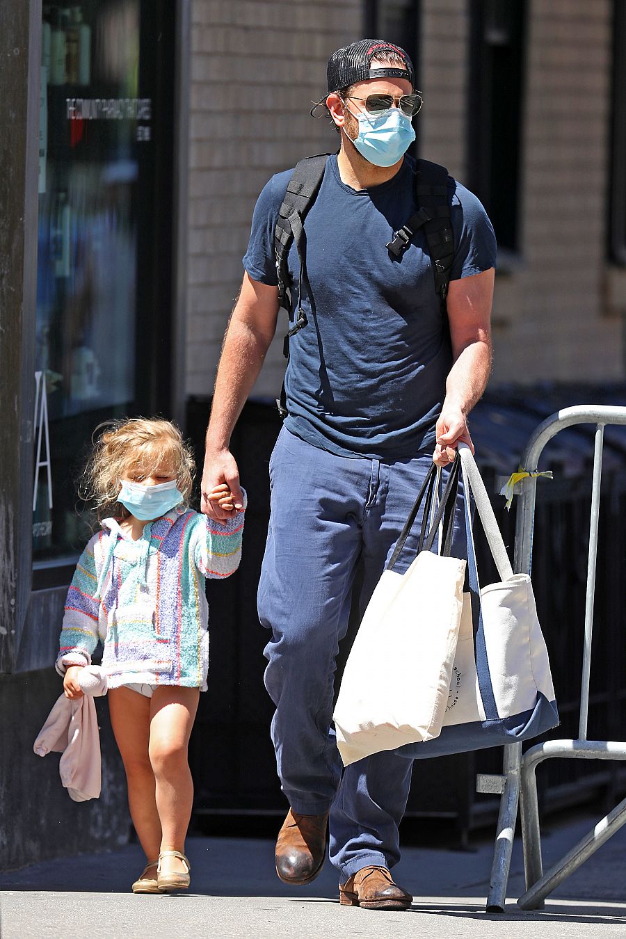 Bradley Cooper, de compras con su hija Lea en Nueva York