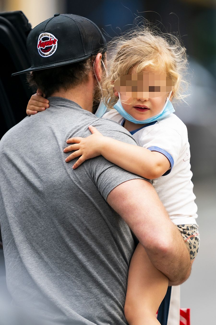 Lea de Saine Shayk Cooper en los brazos de su padre, Bradley Cooper