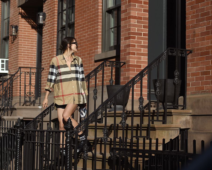 Irina Shayk se despide sonriente de Lea y Bradley en la puerta de su casa en Nueva York