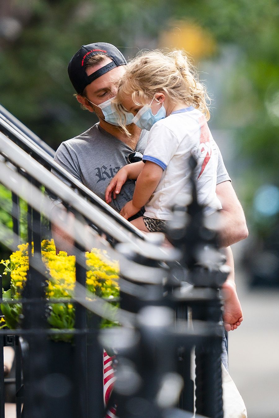 Bradley Cooper y su hija Lea, hace una semana, volviendo de la compra