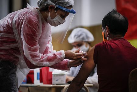 Una enfermera vacunando a un hombre contra la gripe, el 11 de abril de 2020 al interior de una iglesia en Buenos Aires (Argentina).