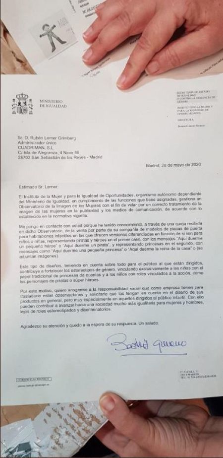 Fotografía de la carta del Observatorio de la Imagen de las Mujeres a la empresa Cuadriman S.L. sujetada por dos manos.