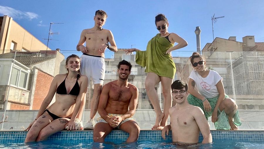 Un jugador del F. C. Barcelona les dejó su piscina a los chicos de OT