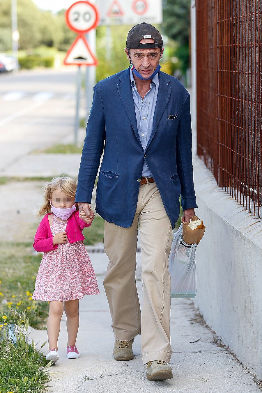 Alessandro Lequio en su 60 cumpleaños con su hija Ginevra por las calles de Madrid