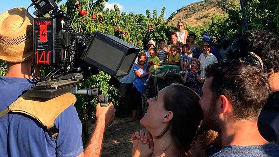 Un momento del rodaje de 'Alcarràs', de Carla Simón.