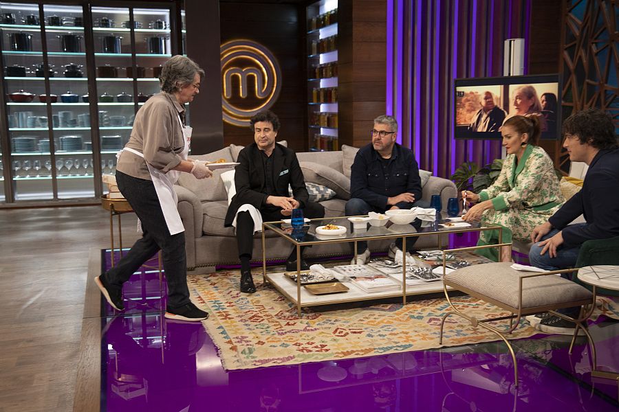 Juana, con Florentino y el jurado de MasterChef