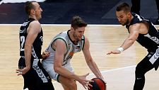 El ala-pívot canadiense del Joventut de Badalona, Conor Morgan trata de avanzar ante dos defensores de Bilbao Basket.