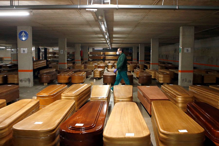 En el parking del tanatorio de Collserola (Barcelona) se almacenaban los féretros utilizando los grandes refrigeradores de emergencias y catástrofes. (2/4/2020).