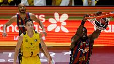 El pívot nigeriano del Kirolbet Baskonia, Micheal Eric (d), realiza un mate en su partido ante Iberostar Tenerife.