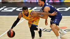 El base estadounidense del Herbalife Gran Canaria, Omar Cook, conduce el balón ante el base estadounidense del Mora Banc Andorra, Jeremy Senglin.