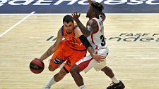 El alero del Valencia Basket, Alberto Abalde, ante el escolta canadiense del Casademont Zaragoza, Dylan Ennis.
