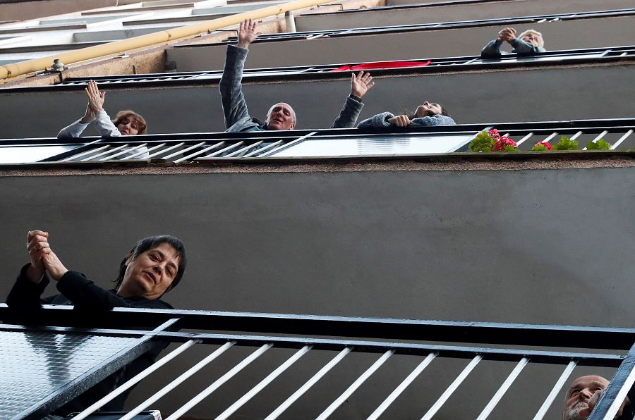 Vecinos de Pasai Antxo (Gipuzkoa) aplauden durante la cuarta semana de confinamiento.