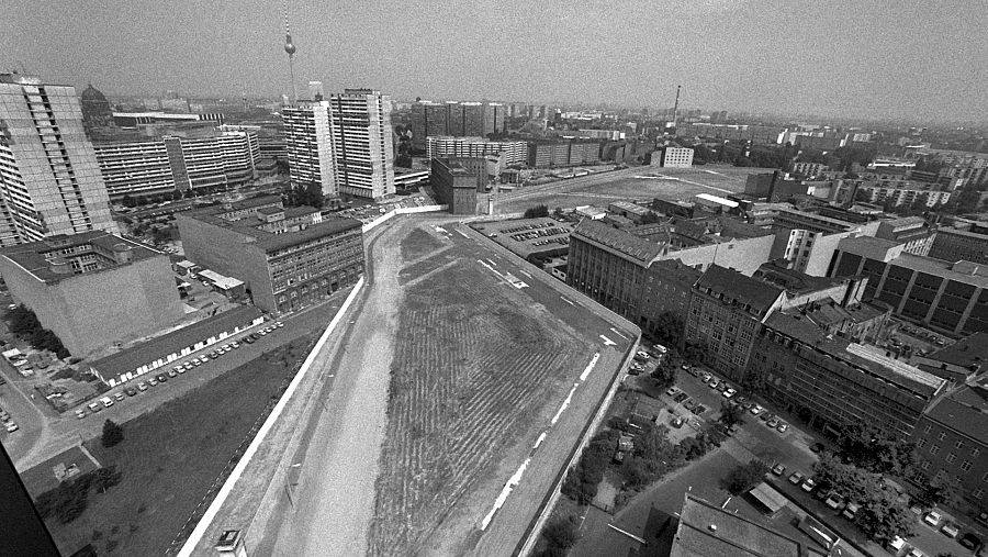 Fotografía de archivo del 18 de julio de 1986 que muestra una vista general del Berlín dividido, cerca del 'Checkpoint Charlie'.