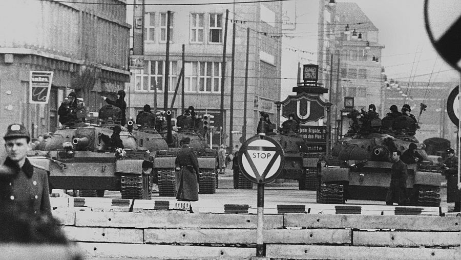 Tanques soviéticos apuntan a carros americanos en el paso fronterizo de Berlín en 1961.