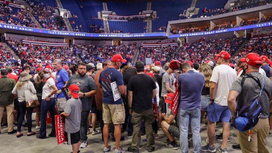 Seguidores del presidente de Estados Unidos, Donald Trump, esperan su reaparición en el primer mítin de campaña, en Tulsa, durante la pandemia