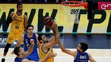 El pívot griego del Herbalife Gran Canaria, Ioannis Bourousis, lanza a canasta ante la defensa del San Pablo Burgos.