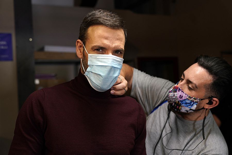 Daniel Grao con mascarilla en el rodaje de 'HIT'