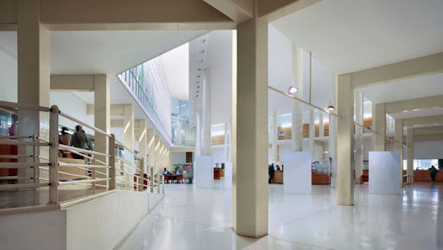 En el área más grande se desenvuelve la vida administrativa