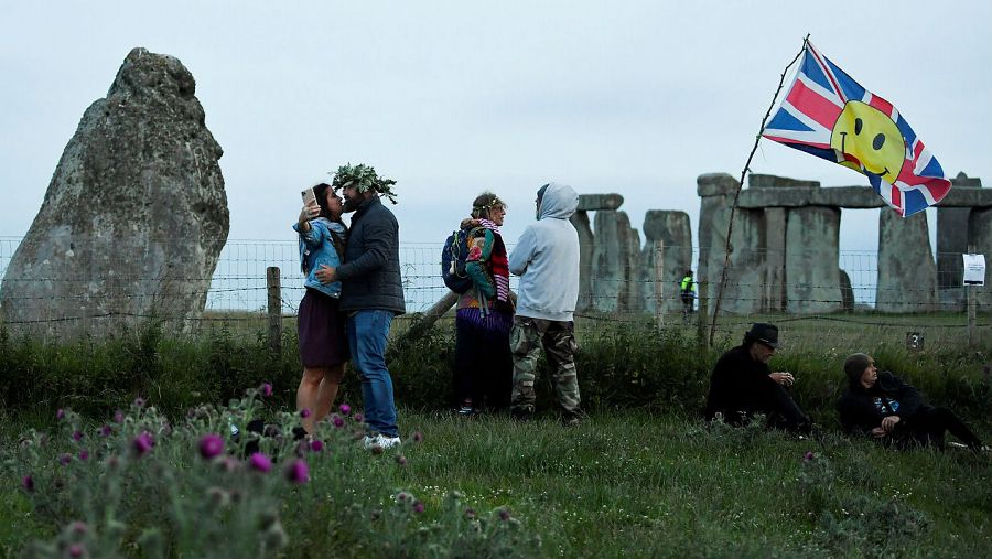 Personas junto al círculo de piedra de Stonehenge.