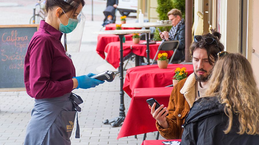 Existen aplicaciones que permiten consumir en bares y restaurantes sin tocar más que lo imprescindible.