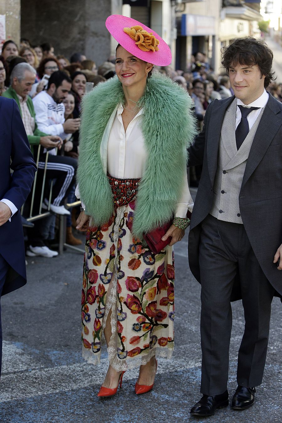 Samantha Vallejo-Nágera y Jordi Cruz durante la boda de Eva González y Cayetano Rivera Ordoñez en Mairena del Alcor, Sevilla.