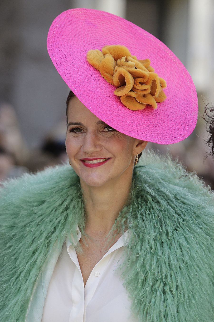 Samantha coronó el 'look' con una pamela fucsia con peletería de la diseñadora Elena Benarroch