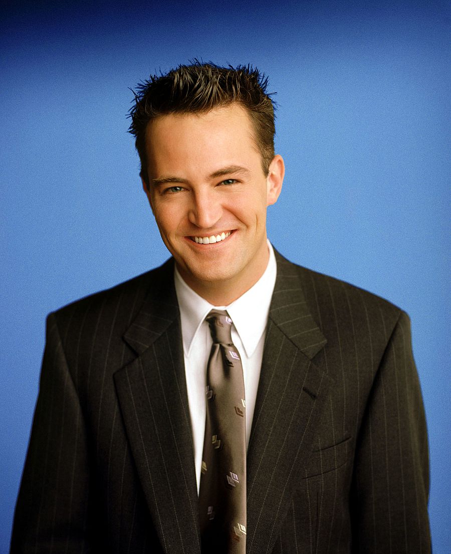 EL ACTOR MATTHEW PERRY DURANTE UN POSADO PROMOCIONAL DE LA SERIE DE TELEVISION 