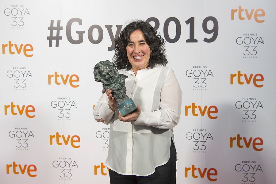 Arantxa Echevarría con el Goya a mejor dirección novel