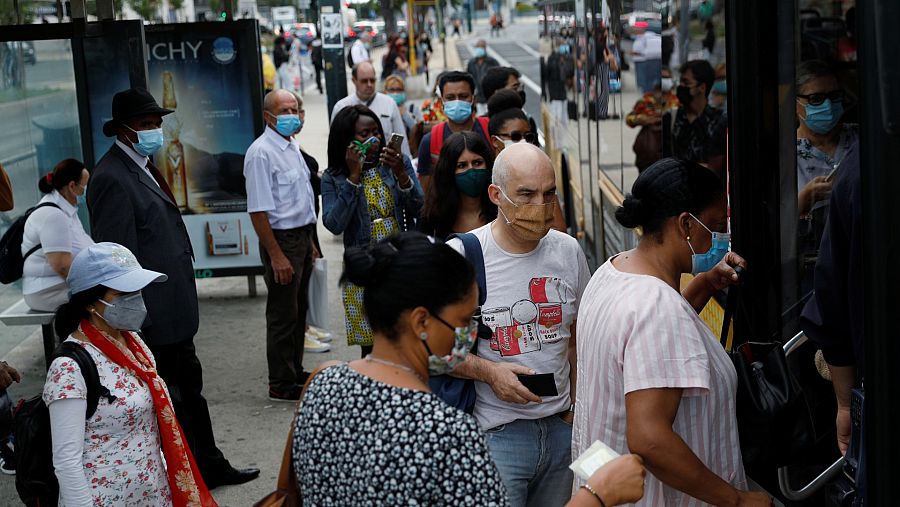 Pasajeros tomando el autobús en la estación de Cais de Sodre, Lisboa, Portugal, el 26 de junio de 2020