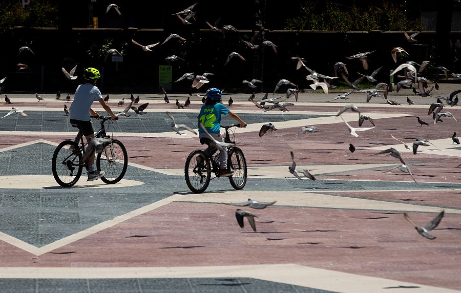Dos niños pasean en bicicleta por la Plaza de Cataluña  (Barcelona) 28/04/2020.