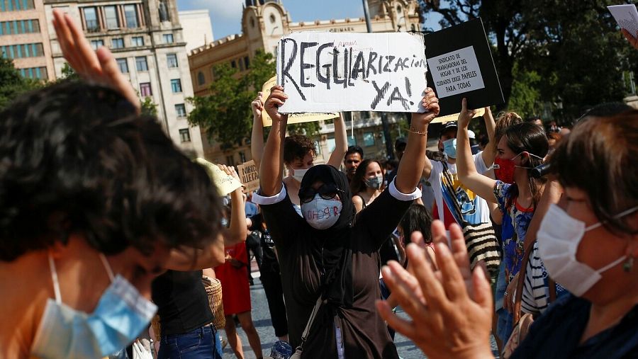 Varias personas participan en Barcelona en la concentración para reivindicar la acogida de refugiados el pasado día 20 de junio