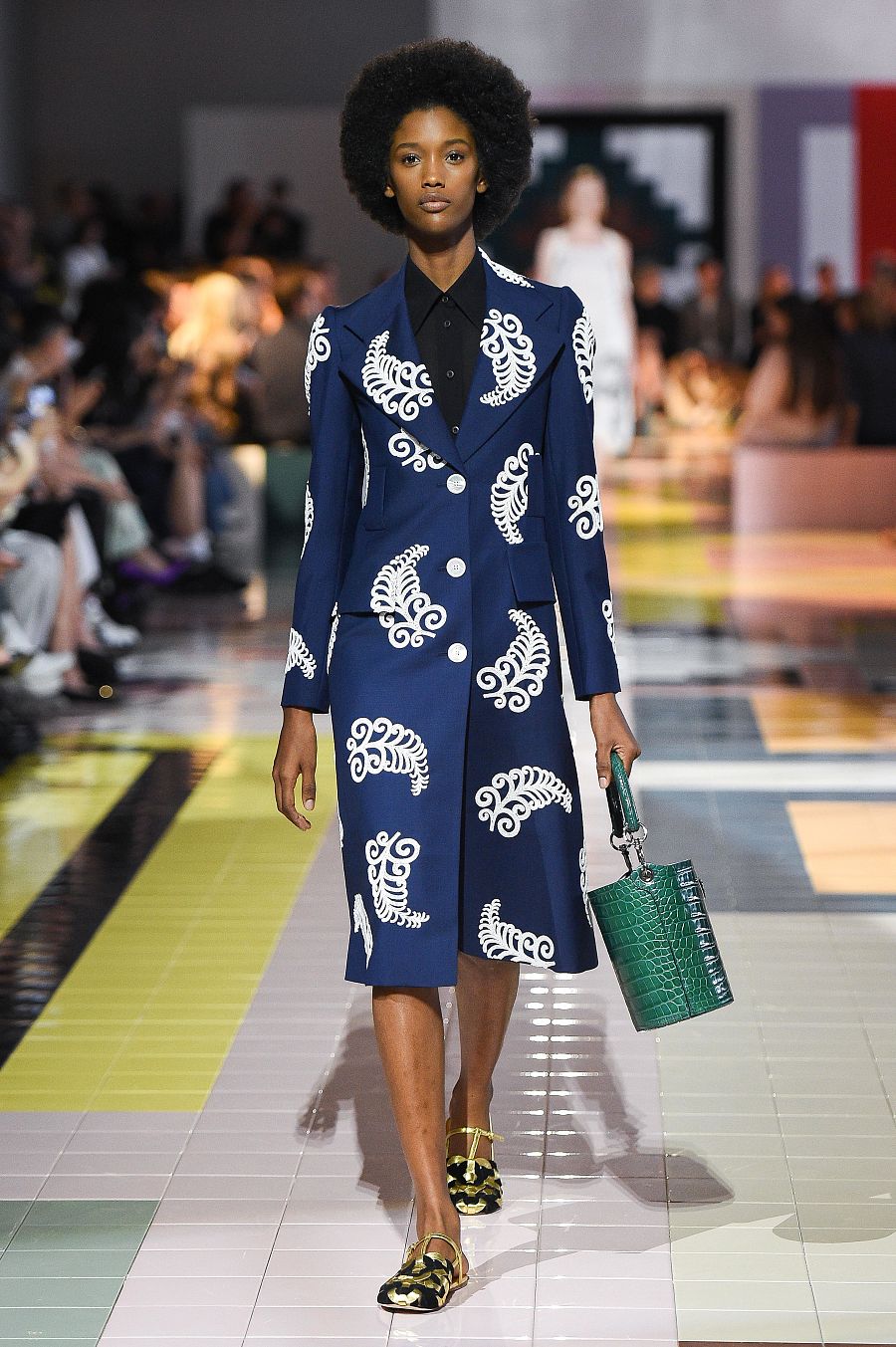 Una modelo luce la versión dorada de la colección de Prada durante la semana de la moda de Milán