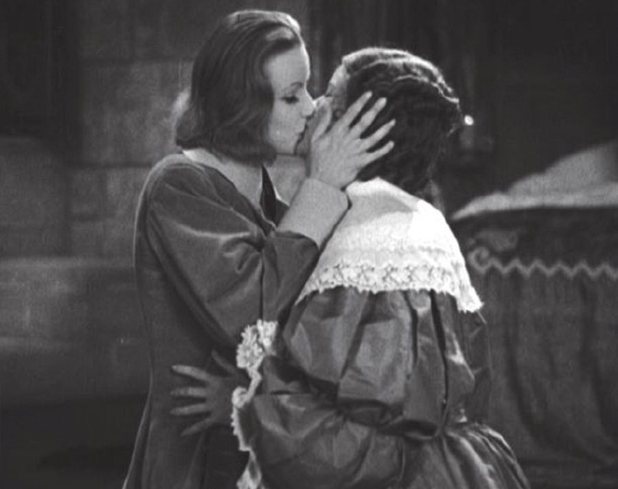 Greta Garbo besa en 'La reina Cristina de Suecia' a una mujer de su servicio (1933)