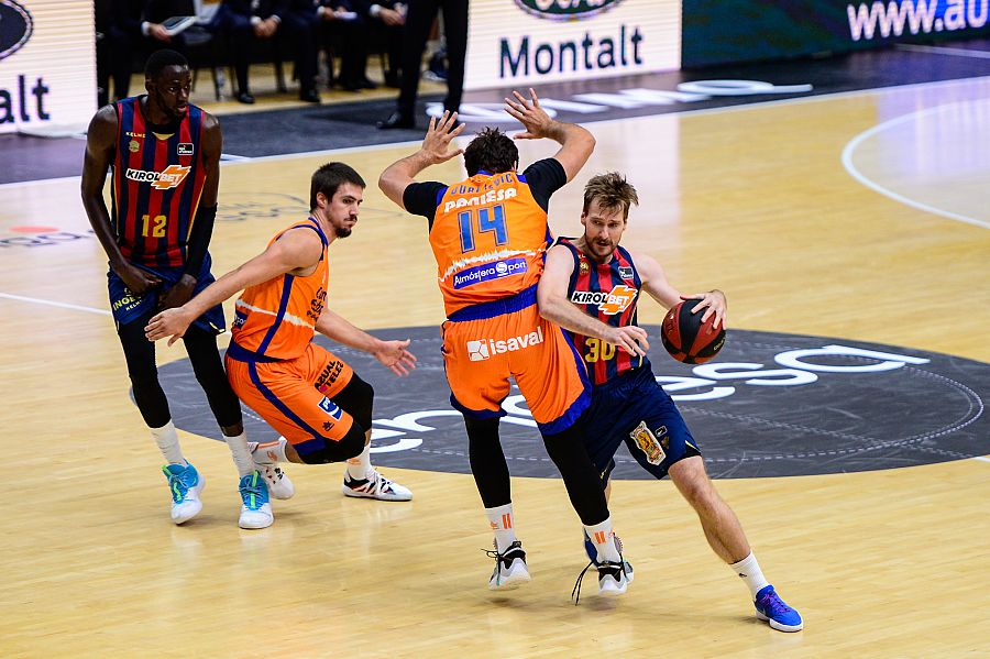 Zoran Dragic, del Baskonia, supera a Bojan Dubljevic, del Valencia.