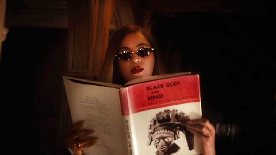  Beyoncé lee 'Black gods and kings' en 'Black is king'.