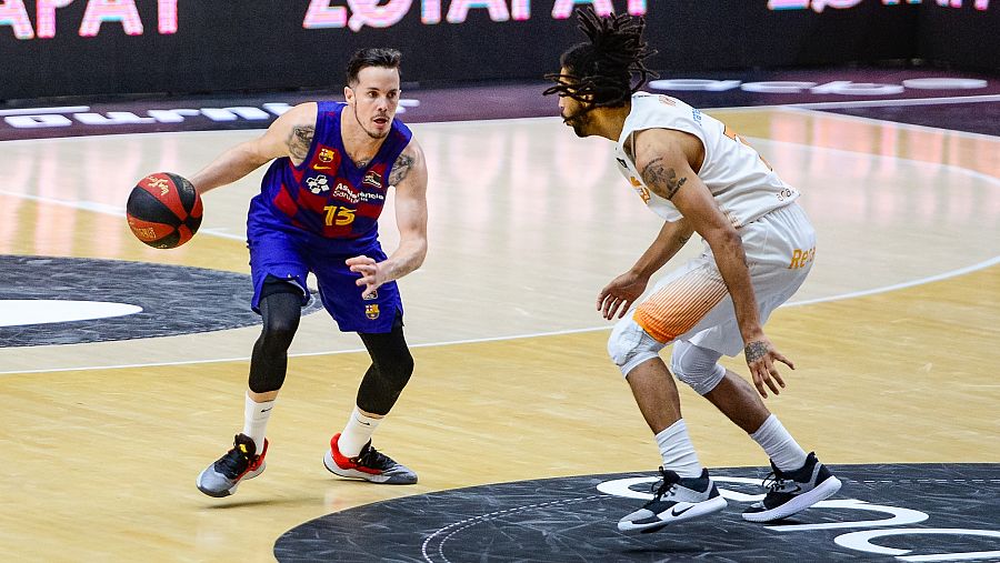 Thomas Heurtel (i), del Barça, parece completamente recuperado para medirse a Pierria Henry, del Baskonia.