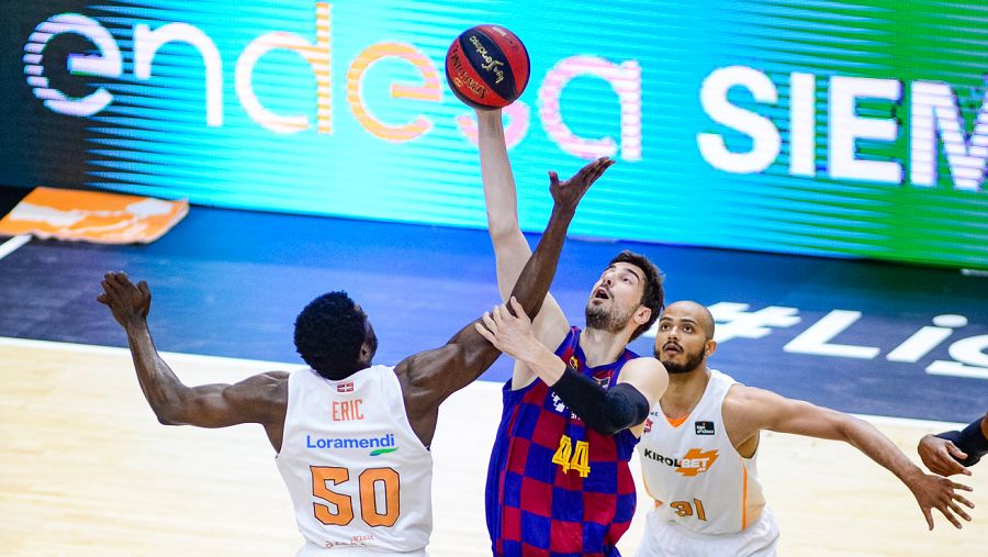 Micheal Eric (i) y Ante Tomic (d) harán previsiblemente el salto inicial del Barça - Baskonia.