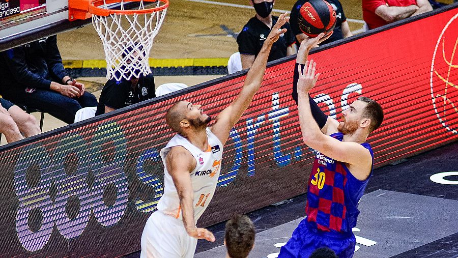 Víctor Claver (d), del Barça, entra a canasta ante la oposición de Shavon Shields, del Baskonia.