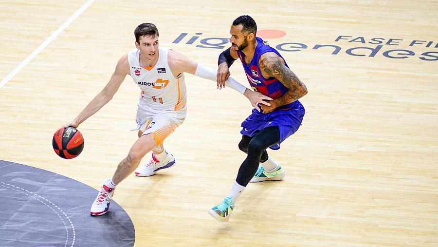 Matt Janning y Adam Hanga, escoltas de Baskonia y Barça respectivamente.